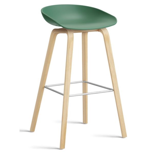 Über A Hocker AAS32 inkl.. Filzgleiter, Sitzhöhe 74 cm, mit tealgrünem Sitz, hellen Holzbeinen und schlanker Metallfußstütze - ideal für moderne Einrichtungen.