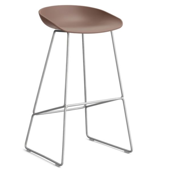 Der About A Stool AAS38 (Sitzhöhe: 74 cm) in soft brick überzeugt mit gebogener Kunststoffsitzfläche und schmalen Metallbeinen im minimalistischen Design, präsentiert vor weißem Hintergrund.