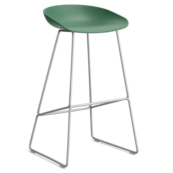 Der About A Stool AAS38 (teal green, Sitzhöhe: 74 cm) von HAY besticht durch sein minimalistisches Design, die geschwungene Sitzfläche und die schlanken Metalldrahtbeine, die auf weißem Hintergrund abgebildet sind.
