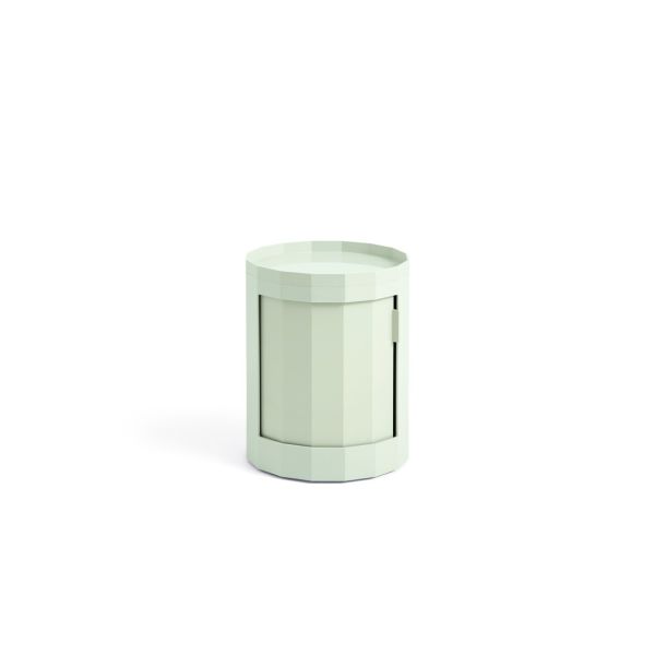 Facet Cabinet low (soft mint): zylindrische HAY-Aufbewahrungslösung mit facettierter Oberfläche und Schiebetür, ideal als stilvoller Aufbewahrungsbehälter oder mobile Einheit, abgebildet auf weißem Hintergrund.