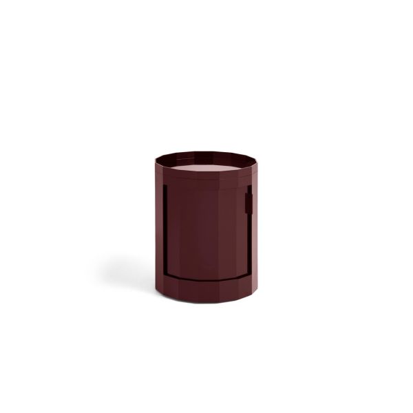 Ein burgunderroter, zylindrischer Facet Cabinet Low steht auf weißem Grund - eine elegante HAY-Aufbewahrungslösung und mobiles Element in einem.