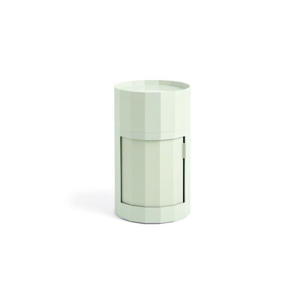 Ein softmintfarbener, zylindrischer, moderner Facettenschrank hoch mit einer kleinen Tür und facettiertem geometrischen Design - perfekt als stilvolles Aufbewahrungsmöbel für jeden Raum.
