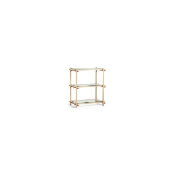 Die Woody Regalsäule niedrig (Glas) (Eiche geseift) ist ein dreistufiges Regal aus Glas und Eiche, perfekt als Raumteiler. Dieses freistehende Regalsystem verleiht jedem Raum moderne Eleganz, hier vor einem weißen Hintergrund.