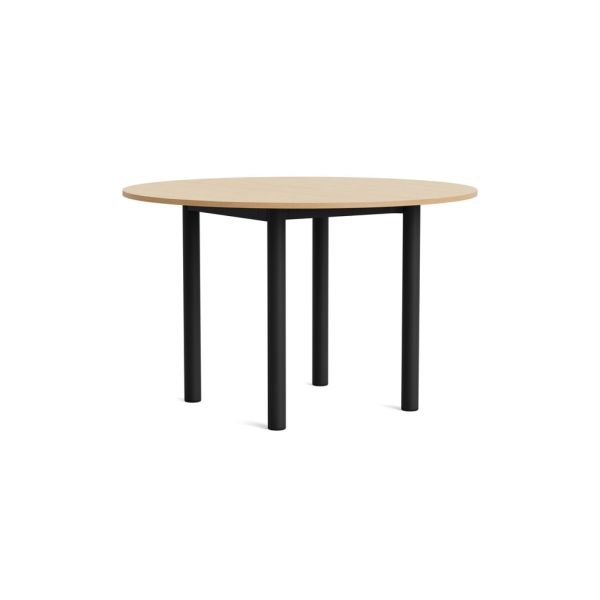 Hay-Annex-Tisch-Rund Ø120 cm: Runder Tisch mit Eiche-Tischplatte und vier schwarzen Beinen, abgebildet vor weißem Hintergrund.