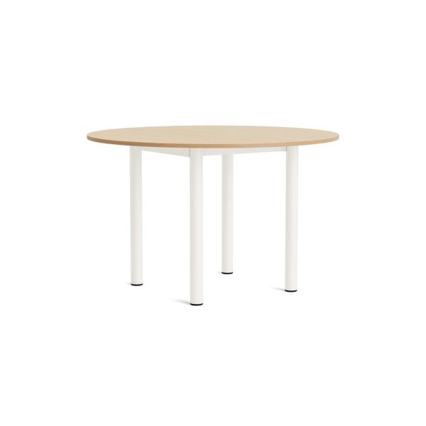 Annex-Table-Round Ø120 cm (cremeweißes Pulver) hat eine runde Holzplatte und cremeweiße Metallbeine und bietet ein schlichtes, modernes Design, das sich perfekt für zeitgenössische Räume eignet.