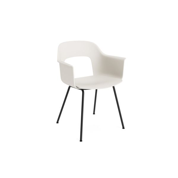 Der Layout Armchair 211 (cremeweiß) verfügt über eine moderne, geschwungene Rückenlehne für ergonomischen Komfort, schwarze Metallbeine und ist aus recyceltem Kunststoff gefertigt, der isoliert auf weißem Hintergrund dargestellt ist.