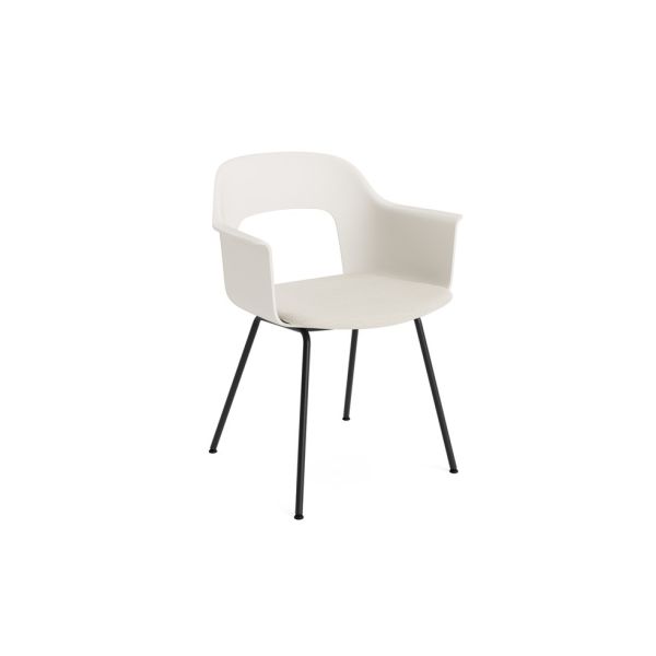 Der Layout Armchair 213 (cremeweiß/Mode 011) verfügt über schwarze Metallbeine, eine offene untere Rückenlehne und eine Sitzpolsterung. Inspiriert vom HAY Layout Chair, ist er aus recyceltem Polypropylen gefertigt und bietet einen umweltfreundlichen, mode