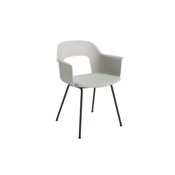 Der Layout Armchair 213 (skygrey/Naveli 113) zeichnet sich durch eine moderne, geschwungene Rückenlehne, eine plüschige Sitzpolsterung und vier schlanke, schwarze Metallbeine aus, die von HAY inspiriert sind und auf einem weißen Hintergrund stehen.