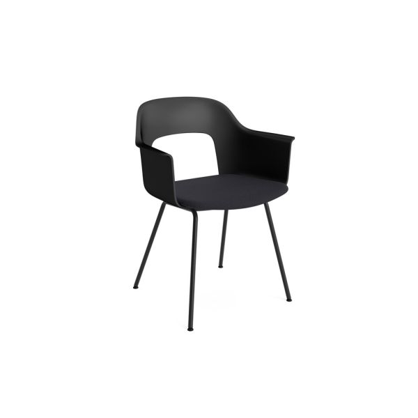 Der Layout Armchair 213 (schwarz/Steelcut Trio 195) besteht aus recyceltem Polypropylen, einer geschwungenen Rückenlehne, Sitzpolsterung und vier schlanken Beinen, hier in modernem Schwarz auf weißem Grund.