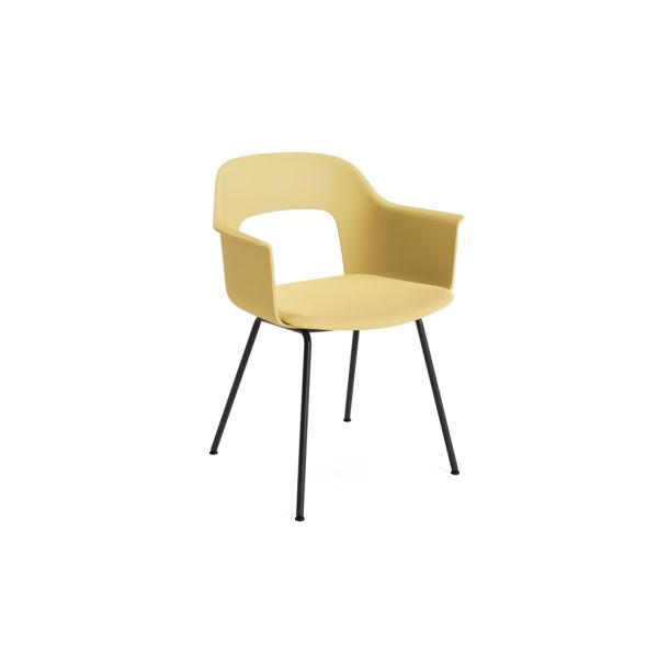 Der Layout Armchair 213 (Biscotti/Relate 431) zeichnet sich durch ein gelbes, modernes Design mit schwarzen Metallbeinen, einer offenen Rückenlehne, geschwungenen Armlehnen und einer Konstruktion aus recyceltem Polypropylen mit gemütlicher Sitzpolsterung