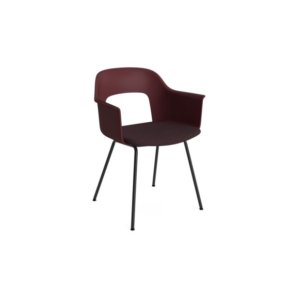 Der Layout Armchair 213 (bordeaux/Remix 373) zeichnet sich durch eine modern geschwungene Rückenlehne, schwarze Metallbeine und eine gepolsterte Polsterung auf weißem Grund aus.