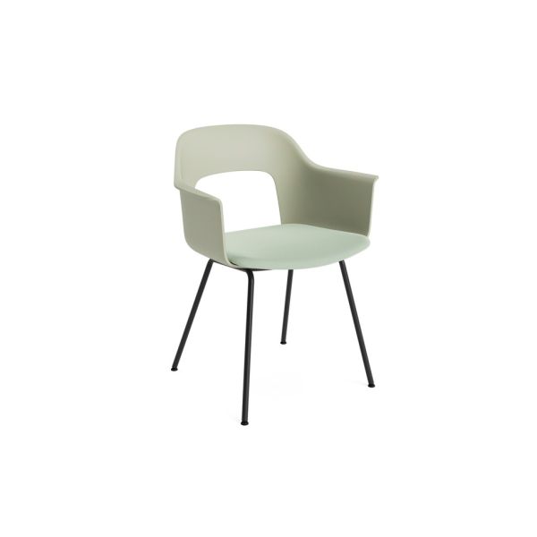 Der Layout Armchair 213 in Pastellgrün mit Relate 921 hat eine geschwungene Rückenlehne aus recyceltem Polypropylen, ein bequemes Sitzkissen und schlanke schwarze Metallbeine.