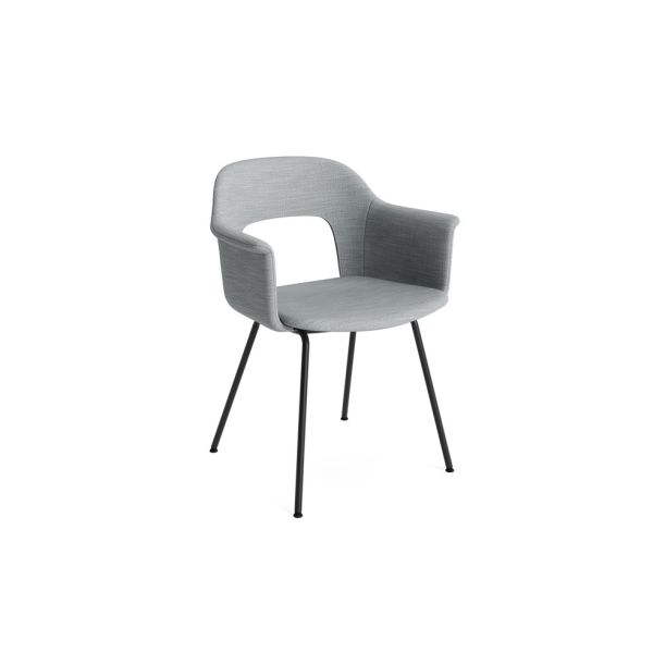 Der Layout Armchair 214 ist ein moderner, grau gepolsterter Stuhl mit offener Rückenlehne und schwarzen Metallbeinen, der leicht nach rechts geneigt ist.