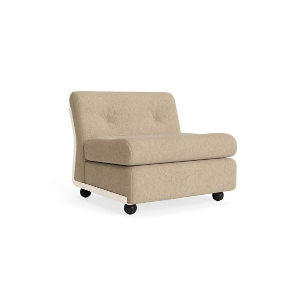 Der Amanta 1-Sitzer in Cremebeige (Turf Sand) ist ein moderner armloser Sessel mit getufteter Rückenlehne, abgerundeten schwarzen Beinen und nachhaltigem Design, dargestellt auf weißem Hintergrund.
