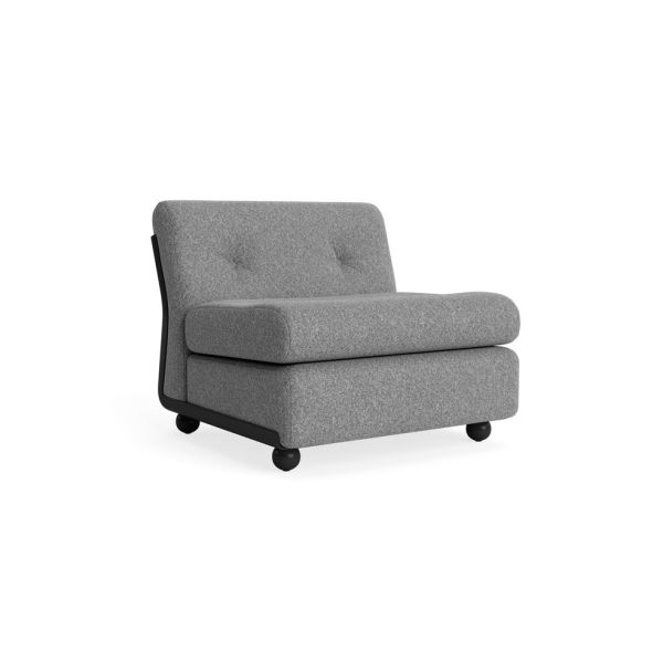 Der Amanta 1-Sitzer (anthrazit / Hallingdal 126) ist ein moderner, grau gepolsterter Loungesessel mit getufteter Rückenlehne und abgerundeten schwarzen Beinen, der vom Mid-Century-Design inspiriert ist und aus nachhaltigen Materialien hergestellt wird, hi