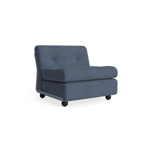 Der Amanta 1-Sitzer (frost blue / Turf blue grey) ist ein armloser Stuhl mit getufteter Rückenlehne und kurzen schwarzen Beinen, inspiriert vom Mid-Century-Design für zeitlose Eleganz.