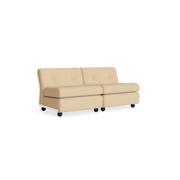 Amanta-2 Sitzer (cremebeige / Vanir 413), ein zweiteiliges Sofa mit kurzen schwarzen Beinen und schlichten, getufteten Kissen, im nachhaltigen Design und modular aufgebaut - vor weißem Hintergrund präsentiert.
