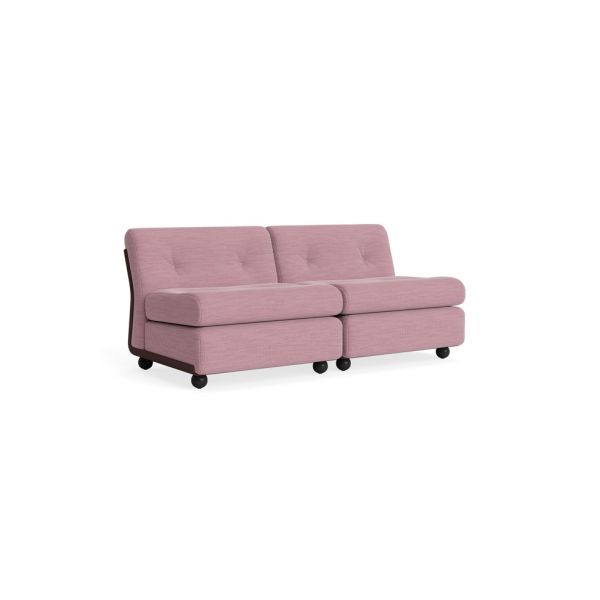 Burgunderrotes Zweisitzer-Sofa Amanta-2 Sitzer (Yuma 1851) mit getufteten Rückenlehnen und schwarzen Lenkrollen. Die modulare Bauweise ist inspiriert von der Ikone Bellini Klassiker und steht vor einem weißen Hintergrund.
