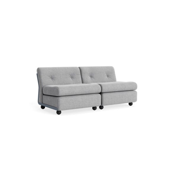 Frostblauer Amanta-2 Sitzer in Hallingdal 130 Stoff, modernes Zweisitzer-Sofa mit getufteten Kissen und schwarzen abgerundeten Füßen, mit modularem, vom Bauhaus inspiriertem Design, abgebildet auf weißem Hintergrund.