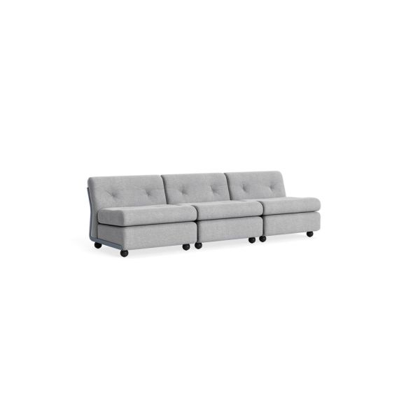 Der Amanta-3Sitzer (frostblau / Hallingdal 130) ist ein modernes, vom italienischen Design inspiriertes Dreisitzer-Sofa mit geknöpften Kissen und schwarzen Lenkrollen.