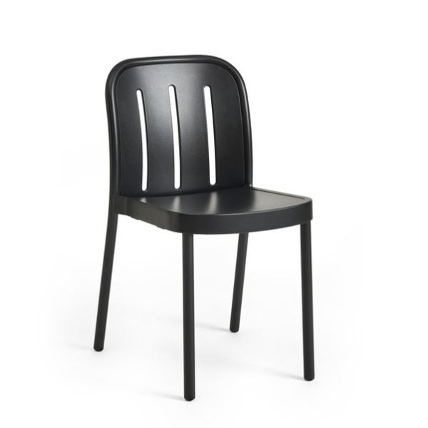 Ein schwarzer Deville Chair mit geschwungener Rückenlehne und drei vertikalen Schlitzen im modernen Bistro-Stil steht vor einem weißen Hintergrund.