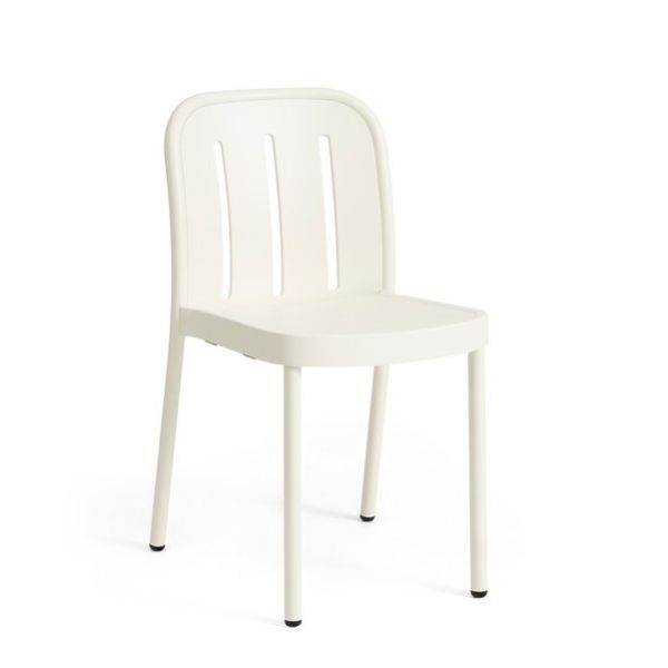 Der Deville Chair (cremeweiß) hat vier Beine und eine geschwungene Rückenlehne, die vor einem schlichten weißen Hintergrund steht.