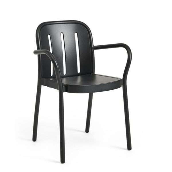 Der Deville Armchair verfügt über Armlehnen und eine geschwungene Rückenlehne mit drei vertikalen Schlitzen - ein moderner Bistrostuhl, der sich perfekt als Gartenstuhl aus Aluminium eignet.
