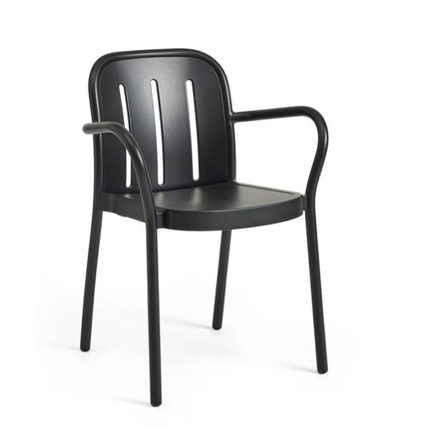 Deville Armchair (anthrazit) ist ein moderner Bistrostuhl mit Armlehnen und drei vertikalen Schlitzen in der Rückenlehne, dargestellt vor einem weißen Hintergrund.
