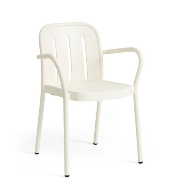 Deville Armchair (cremeweiß) mit Armlehnen und Lattenrost, abgebildet auf einem schlichten weißen Hintergrund; ein moderner Bistrostuhl, perfekt für jeden Außenbereich.