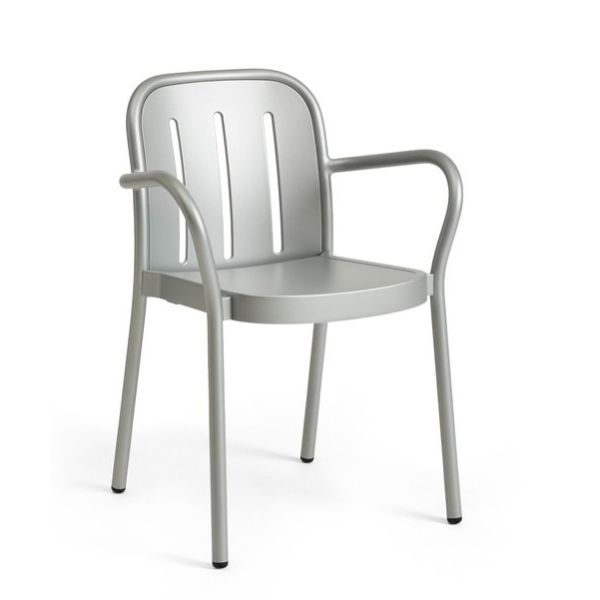 Der Deville Armchair (Silbergrau) ist ein moderner Aluminium-Gartenstuhl mit Armlehnen und drei vertikalen Schlitzen in der Rückenlehne.