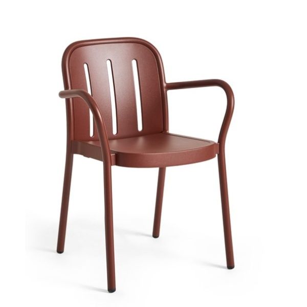 Der eisenrote Deville-Sessel mit Armlehnen und Lattenrost-Rückenlehne ist ein moderner Bistrostuhl, der auf einem weißen Hintergrund abgebildet ist.