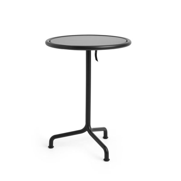 Deville Table Ø55cm: runder schwarzer Metalltisch mit schlankem Mittelbein und drei abgewinkelten Füßen, abgebildet auf weißem Hintergrund.