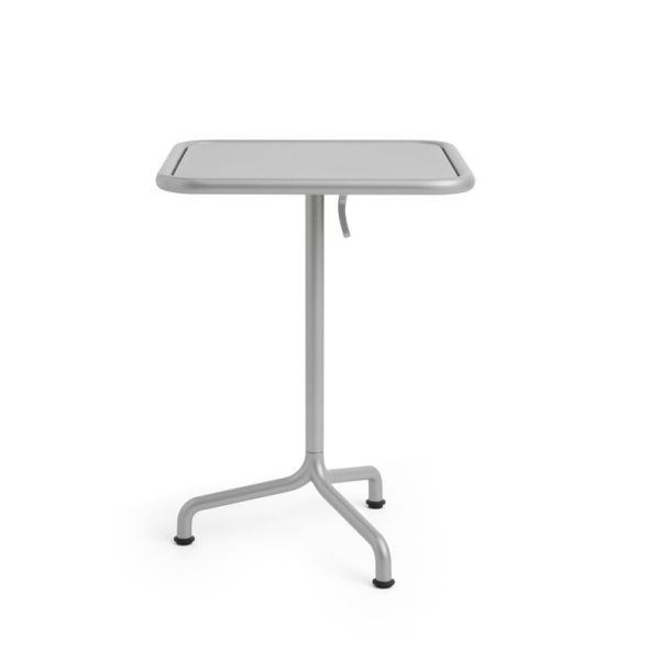 Der Deville Tisch 55x55cm (Silbergrau) ist ein kompakter, quadratischer Bistrotisch für den Außenbereich mit einem zentralen Bein, das sich in drei Füße teilt - ideal für Terrassen und kleine Räume.