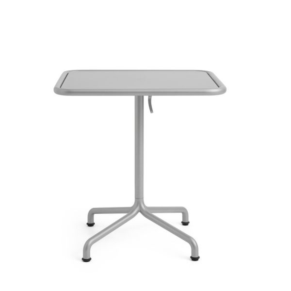 Der Deville Tisch 60x70cm (Silbergrau) ist ein kleiner, quadratischer, moderner Metalltisch mit einem zentralen Bein und vier Füßen, ideal für den Außenbereich und mit einem eleganten Bistro-Design.