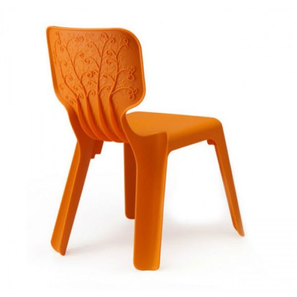 Der Alma Kinderstuhl ist ein orangefarbener Kunststoffstuhl mit geschwungener Rückenlehne und geprägtem Baum- und Rankendesign, der sich perfekt dazu eignet, moderne Kindermöbelkollektionen im Magis-Stil zu ergänzen.