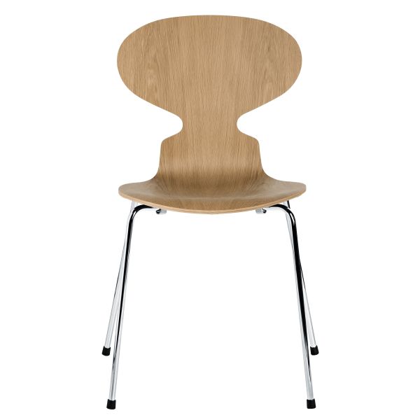 Die Ameise 3101 (Eiche natur) ist ein moderner, von Arne Jacobsens Design inspirierter Holzstuhl mit geschwungener Rückenlehne und Metallbeinen (von vorne gesehen).