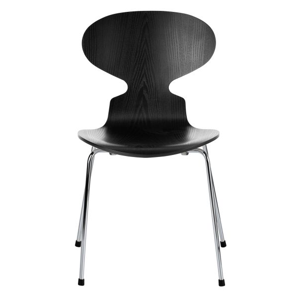 Ein moderner Stuhl aus schwarzer Esche Die Ameise 3101 mit geschwungener Rückenlehne und verchromten Beinen, von vorne betrachtet, inspiriert von Arne Jacobsens ikonischem Design für Fritz Hansen.