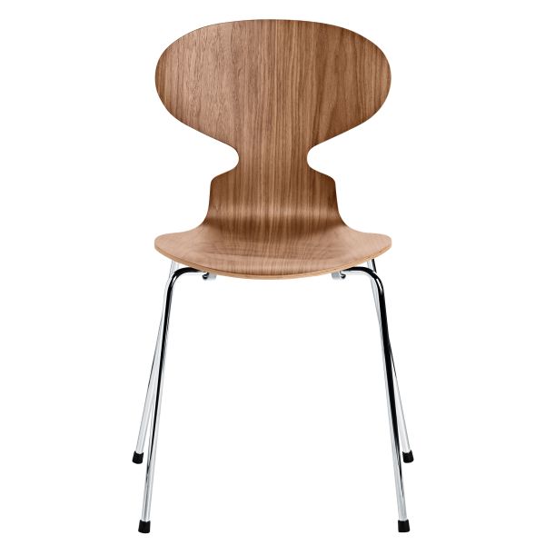 Die Ameise 3101 (Walnuss natur) ist ein moderner Holzstuhl mit geschwungener Rückenlehne und Metallbeinen, inspiriert von Arne Jacobsens Design, in der Vorderansicht auf weißem Hintergrund im Stil von Fritz Hansen.