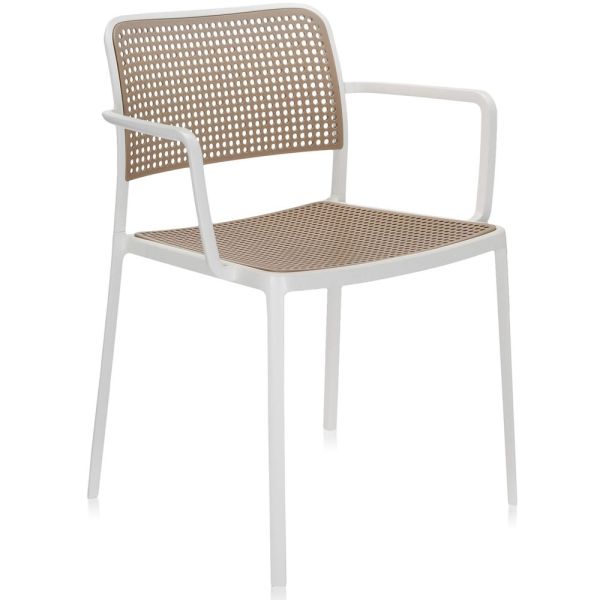 Der Audrey Armlehnenstuhl Lagerabverkauf (weiß/sand) zeichnet sich durch ein modernes weißes Gestell, eine sandfarbene perforierte Sitzfläche und Rückenlehne sowie Armlehnen aus - perfekt für Fans des kultigen Kartell Stuhl Audrey Designs.
