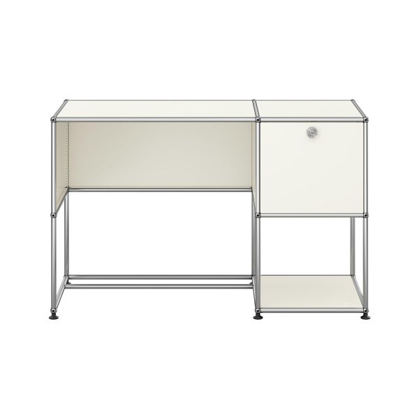 Der USM Haller Schreibtisch ist ein minimalistischer, weißer Schreibtisch aus pulverbeschichtetem Stahl mit offenen Ablagen und einem abschließbaren Schrank auf der rechten Seite - ein Beispiel für das zeitlose Design von USM Möbelbausysteme.