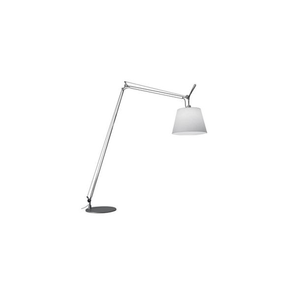 Die Tolomeo Maxi ist eine moderne, verstellbare Schreibtischleuchte mit langem Arm, dimmbarer Funktion und weißem Lampenschirm auf einem runden Sockel, inspiriert von der ikonischen Artemide Tolomeo Maxi Stehleuchte.