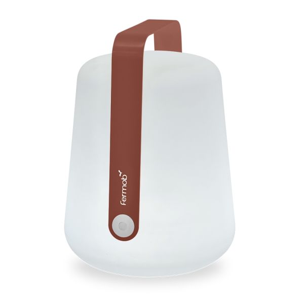 Ockerrote Balad Tischleuchte H38 mit Fermob-Label und rundem Knopf in der Nähe des Stiels, perfekt als Outdoorlampe.