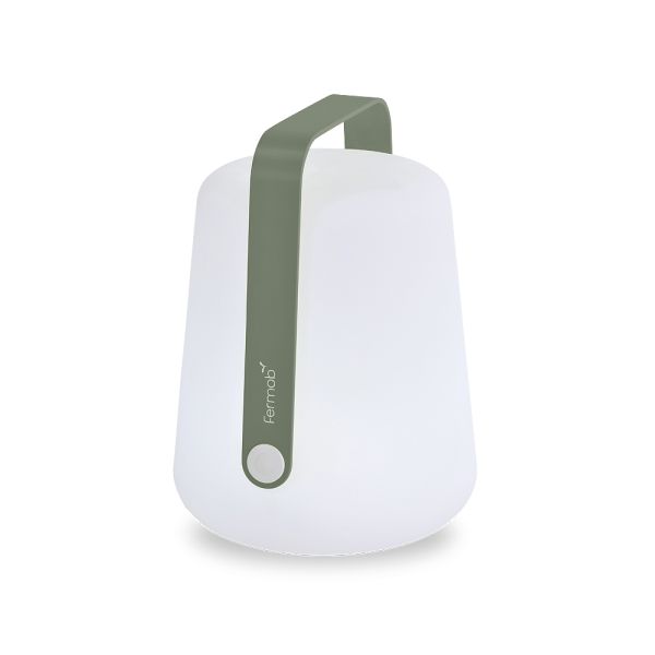 Die Balad Tischleuchte H25 (Kaktus) ist eine moderne weiße kabellose Lampe mit grünem Griff und rundem Frontknopf, ideal als Outdoorlampe.