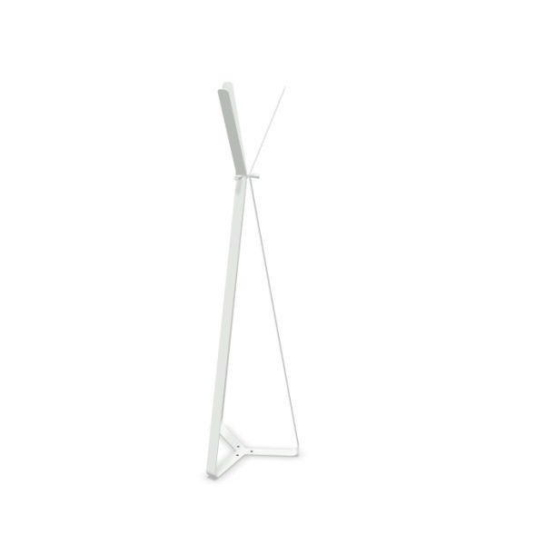 Minimalistischer Garderobenständer Bend (weiß) aus pulverbeschichtetem Stahl mit dreieckigem Sockel und zwei schrägen Haken, inszeniert vor schlichtem Hintergrund.