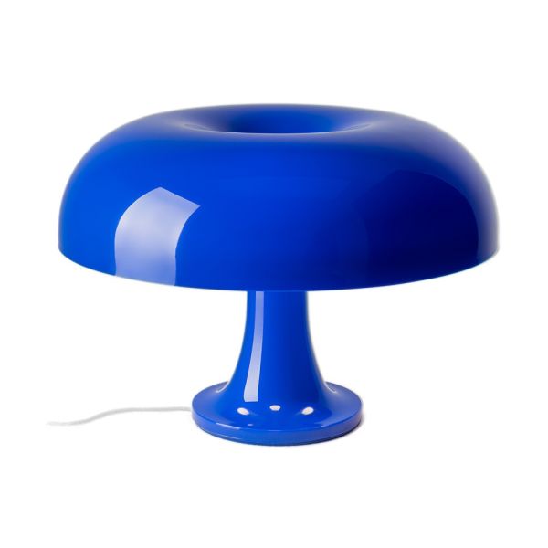 Die Tischleuchte „Nessino“ (blau) ist eine moderne Tischleuchte, die vom italienischen Design der 60er Jahre inspiriert ist. Mit ihrem glänzend blauen, donutförmigen Schirm und dem dazu passenden Sockel erinnert sie an den ikonischen Stil und wird hier vo