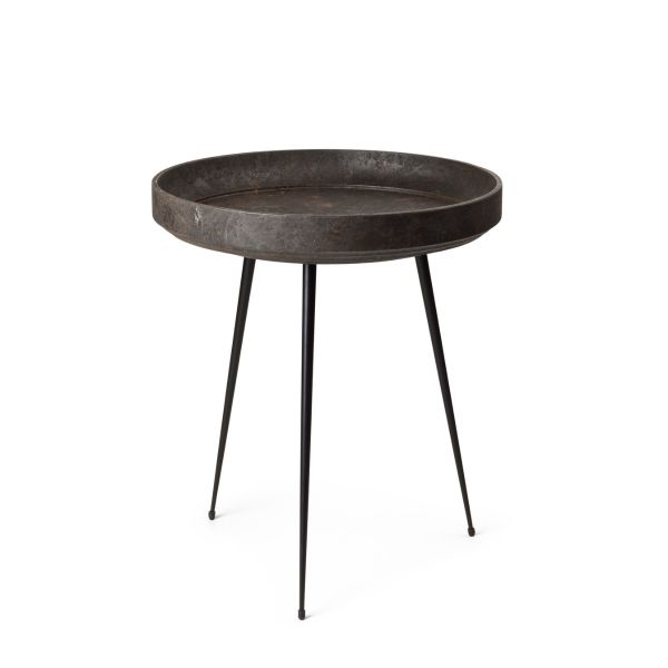 Der Bowl Table Waste Edition ist ein runder Beistelltisch aus dunklem Metall mit erhöhtem Rand und drei schlanken schwarzen Beinen, der aus recycelten Materialien hergestellt wird und einen nachhaltigen Look auf weißem Hintergrund bietet.