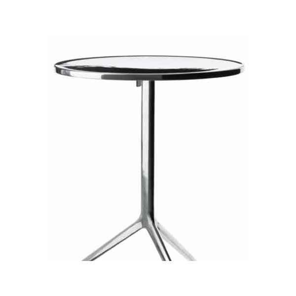 Der Central Beistelltisch von Magis mit einem Gestell aus poliertem Aluminium und einer reflektierenden schwarzen Platte ist ein moderner, stilvoller Klapptisch, der in 3 Varianten erhältlich ist - perfekt für jeden Raum.