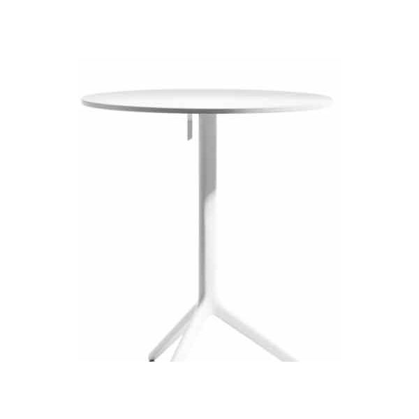 Der runde, weiße Central Klapptisch (weiß lackiert; HPL-Laminat, 3 Varianten) mit einem zentralen Bein und drei Füßen steht vor einem weißen Hintergrund - ein eleganter Magis Außentisch für jede moderne Einrichtung.