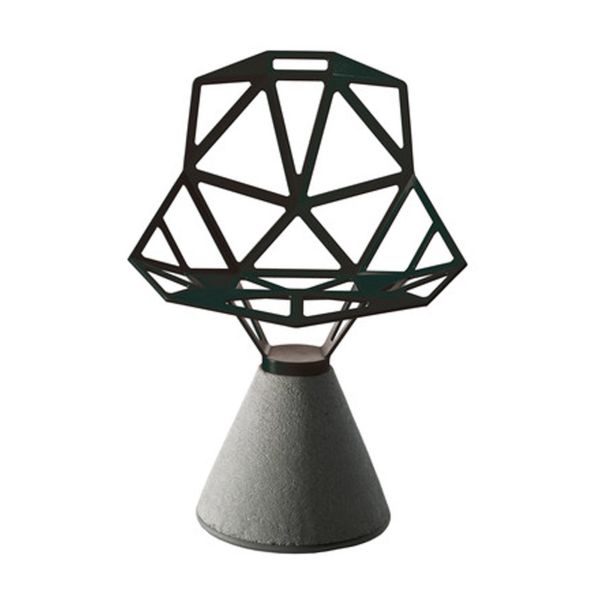 Der Chair One Zementsockel (schwarz) von MAGIS hat eine geometrische Rückenlehne aus Metall und einen konischen Betonsockel - ideal für den Einsatz im Freien.