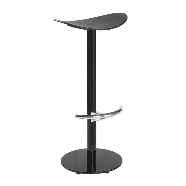 Der Lagerabverkauf-Barhocker coma black edition hat einen geschwungenen Sitz, ein rundes Gestell und eine Fußstütze aus Metall für einen modernen Look - perfekt, um Ihrem Raum einen modernen Stil zu verleihen.